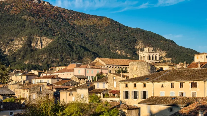 au-pied-dune-imposante-falaise-ce-petit-village-meconnu-du-vercors-fait-partie-des-plus-beaux-de-france-decouvrez-lequel