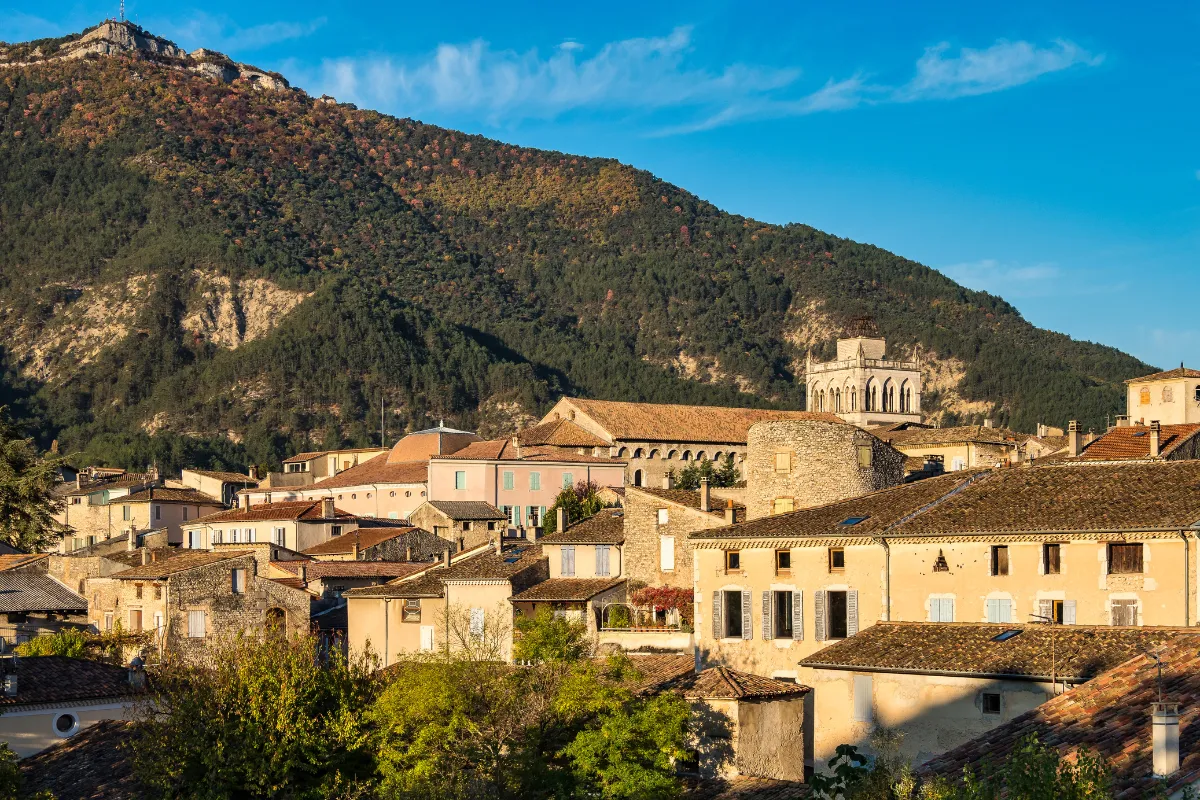 Au pied d&rsquo;une imposante falaise, ce petit village méconnu du Vercors fait partie des plus beaux de France : découvrez lequel !