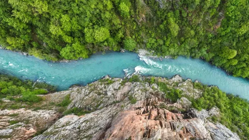 ce-canyon-aux-eaux-turquoise-a-seulement-3-heures-de-paris-est-lun-des-plus-beaux-du-monde-et-reste-encore-meconnu-des-touristes