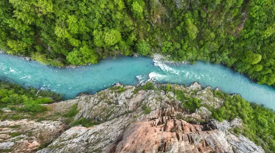 ce-canyon-aux-eaux-turquoise-a-seulement-3-heures-de-paris-est-lun-des-plus-beaux-du-monde-et-reste-encore-meconnu-des-touristes