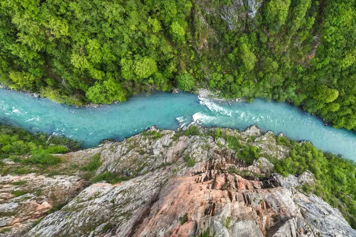 Ce canyon aux eaux turquoise, à seulement 3 heures de Paris, est l&rsquo;un des plus beaux du monde et reste encore méconnu des touristes