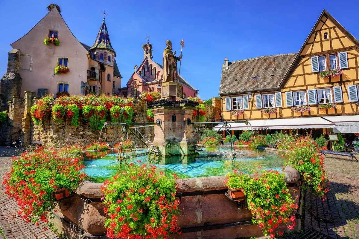 Ce lieu aux balcons fleuris fait partie des plus beaux villages de France !