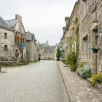 ce-village-breton-de-seulement-800-habitants-elu-parmi-les-beaux-de-france-beneficie-dun-patrimoine-historique-incroyable