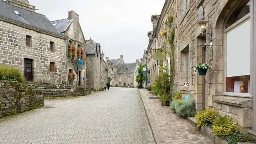 ce-village-breton-de-seulement-800-habitants-elu-parmi-les-beaux-de-france-beneficie-dun-patrimoine-historique-incroyable