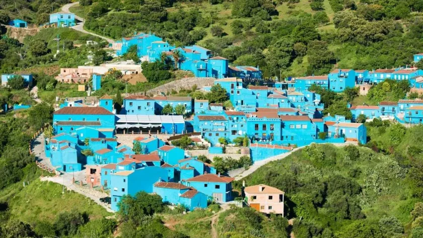 ce-village-espagnol-ressemble-etrangement-au-village-des-schtroumpfs