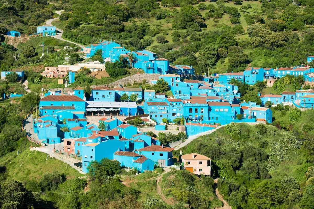 Ce village espagnol ressemble étrangement au village des Schtroumpfs !