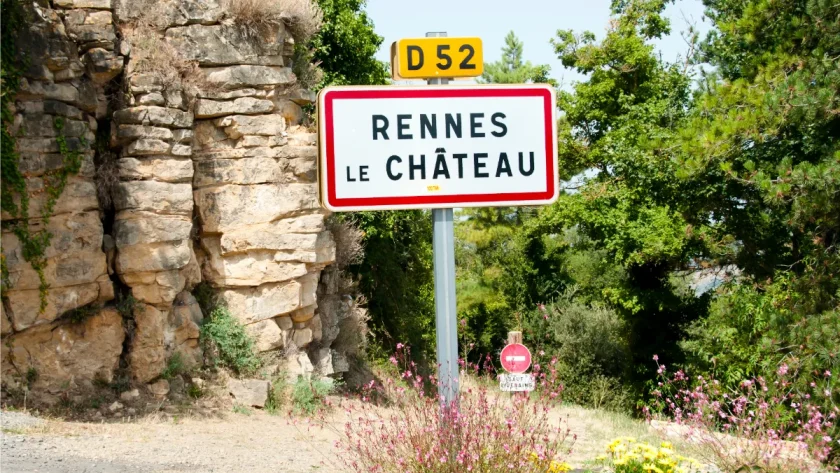 ce-village-meconnu-regorge-de-tresors-historiques-decouvrez-ce-lieu-incroyable-au-coeur-de-laude