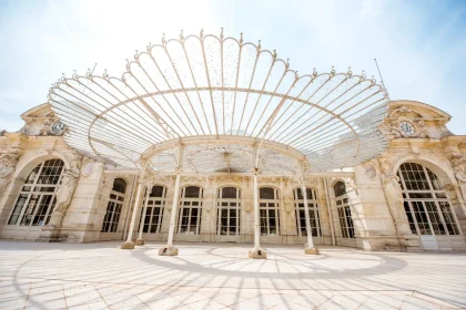 cet-automne-decouvrez-cette-ville-thermale-incroyable-situee-au-coeur-du-massif-central-profitez-dun-sejour-en-toute-serenite