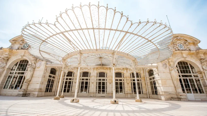 cet-automne-decouvrez-cette-ville-thermale-incroyable-situee-au-coeur-du-massif-central-profitez-dun-sejour-en-toute-serenite