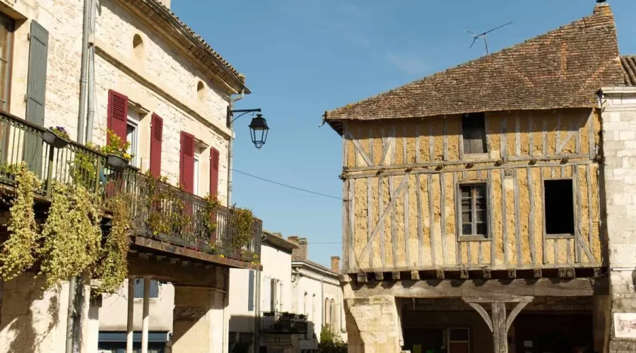cette-cite-medievale-du-lot-et-garonne-est-lun-des-plus-beaux-villages-de-france