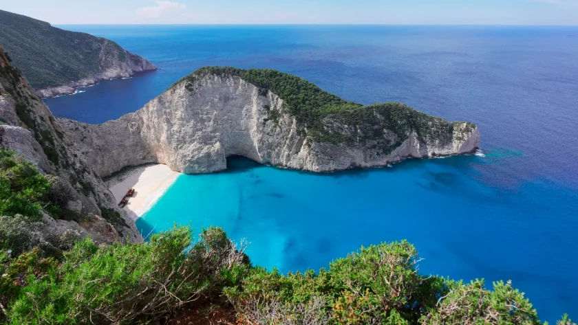 cette-petite-ile-grecque-cache-des-plages-secretes-et-des-falaises-de-200-m-a-decouvrir-en-randonnee
