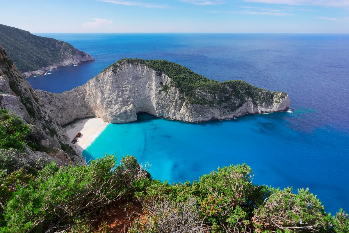 Avec ses grandes falaises et ses plages secrètes, cette petite île grecque est un véritable joyau à ne pas manquer !