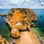 cette-plage-portugaise-est-si-spectaculaire-que-les-locaux-gardent-son-emplacement-secret-plage-cachee