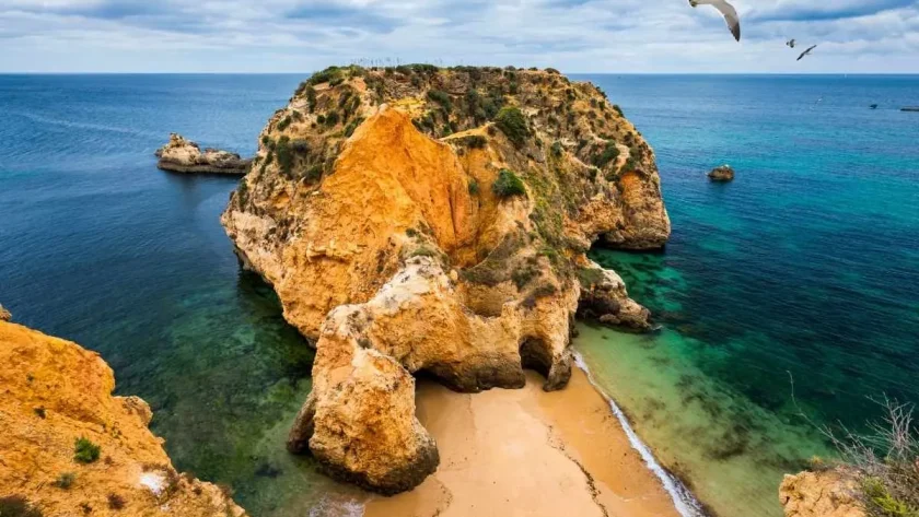 cette-plage-portugaise-est-si-spectaculaire-que-les-locaux-gardent-son-emplacement-secret-plage-cachee