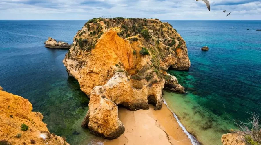 cette-plage-portugaise-est-si-spectaculaire-que-les-locaux-gardent-son-emplacement-secret-plage-cachee