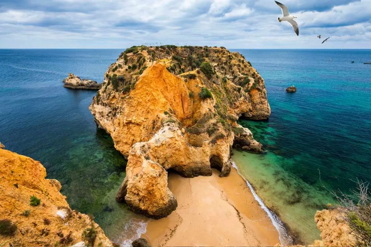 Cette plage portugaise est si spectaculaire que les locaux gardent son emplacement secret