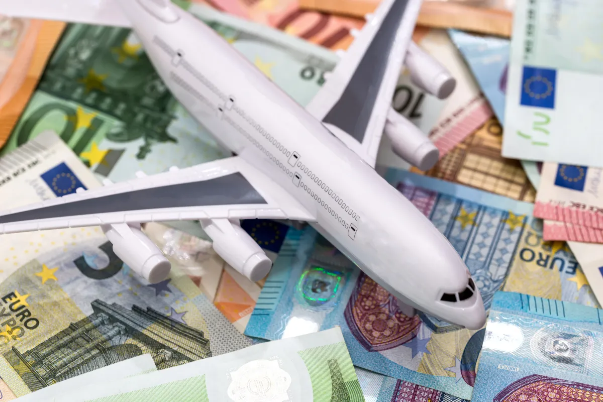 Dès l&rsquo;année prochaine, une nouvelle taxe sur les billets d’avion se met en place : quel impact pour vous ?