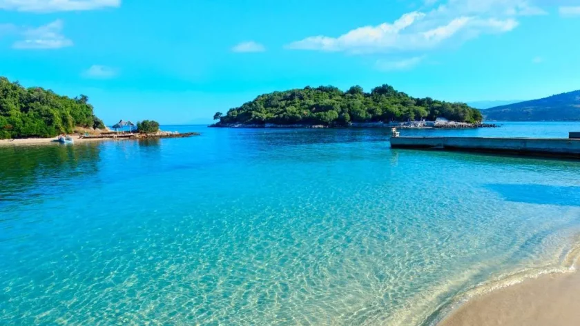 des-plages-dignes-des-maldives-et-des-pintes-a-2-euros-cette-destination-proche-de-la-france-reste-encore-sous-les-radars-ksamil-albanie
