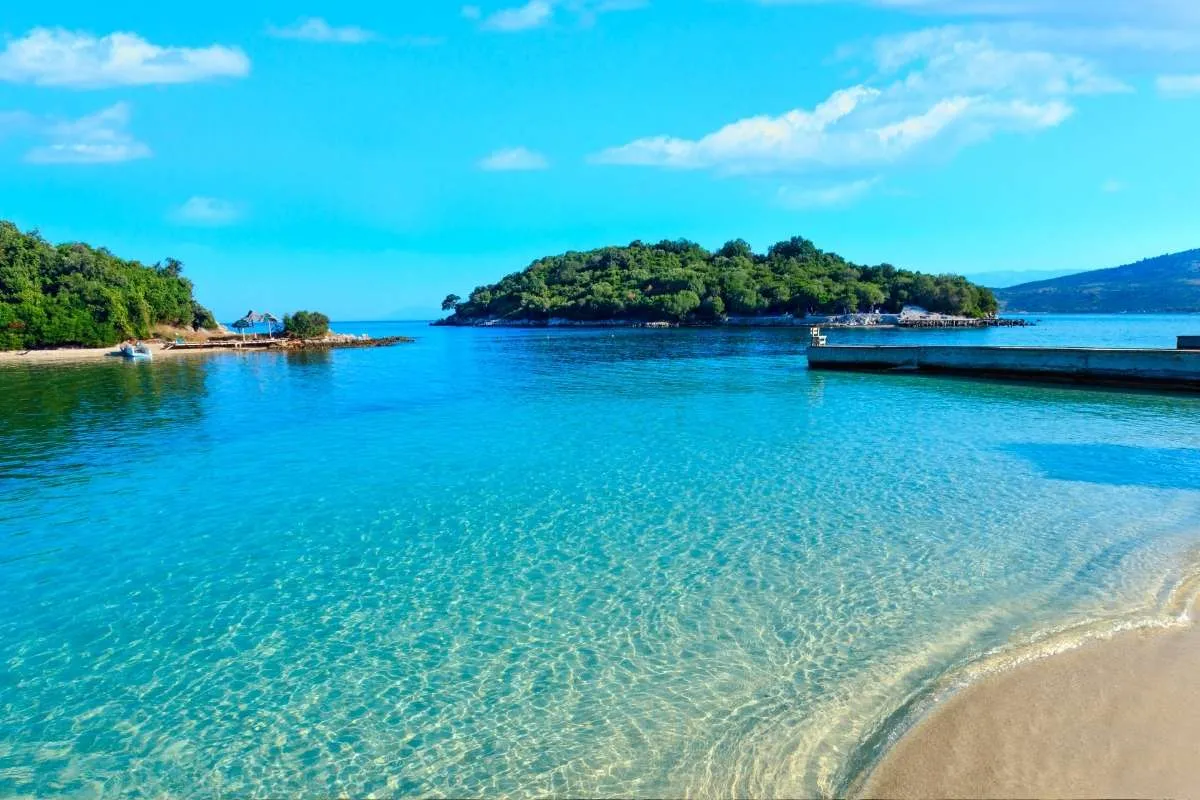 Des plages dignes des Maldives et des pintes à 2 euros : cette destination proche de la France reste encore sous les radars