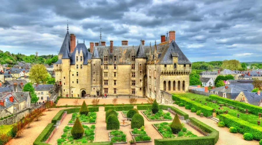 moins-connu-que-chambord-ce-chateau-de-la-loire-est-pourtant-lun-des-plus-beaux-a-voir-dans-la-region