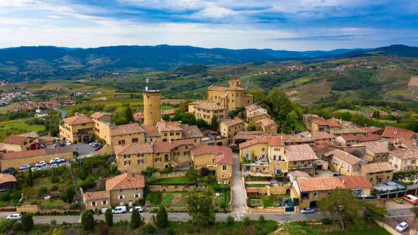 perche-sur-les-collines-du-beaujolais-ce-charment-petit-village-encore-meconnu-est-un-petit-bijou-a-decouvrir