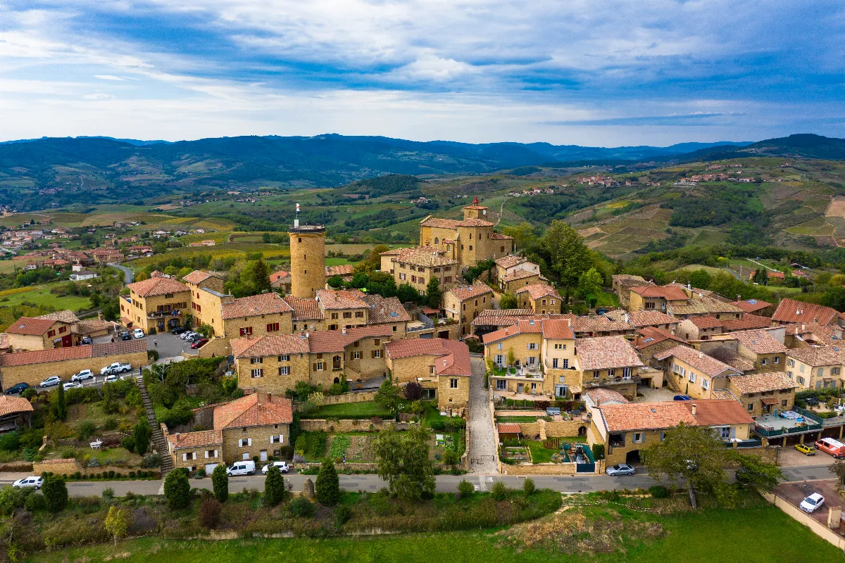 Perché sur les collines du Beaujolais, ce charment petit village encore méconnu est un petit bijou à découvrir