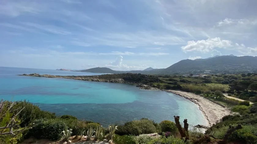 perche-sur-un-piton-rocheux-a-500-metres-daltitude-ce-village-offre-une-vue-imprenable-a-360-sur-la-balagne