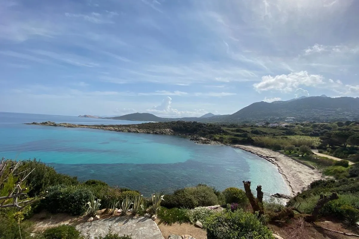 Perché sur un piton rocheux à 500 mètres d&rsquo;altitude, ce village offre une vue imprenable à 360° sur la Balagne !