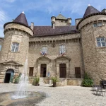 perchee-sur-son-rocher-cette-cite-medievale-en-ardeche-est-un-petit-bijou-qui-attire-de-plus-en-plus-de-touristes