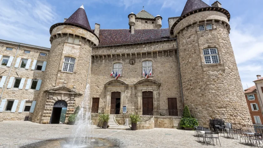 perchee-sur-son-rocher-cette-cite-medievale-en-ardeche-est-un-petit-bijou-qui-attire-de-plus-en-plus-de-touristes