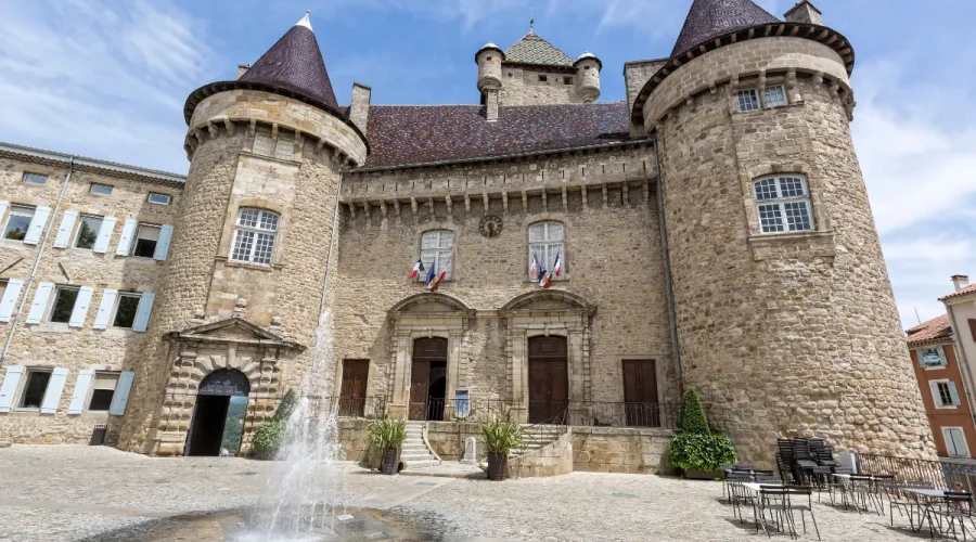 perchee-sur-son-rocher-cette-cite-medievale-en-ardeche-est-un-petit-bijou-qui-attire-de-plus-en-plus-de-touristes