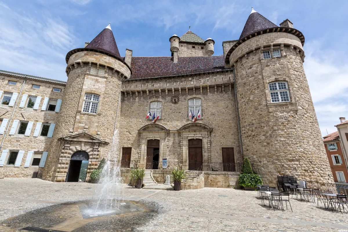 Perchée sur son rocher, cette cité médiévale en Ardèche est un petit bijou qui attire de plus en plus de touristes