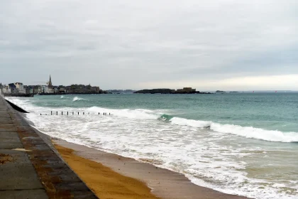 profitez-dun-spectacle-naturel-incroyable-sur-cette-plage-bretonne-voici-ou-voir-ce-phenomene