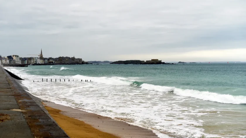 profitez-dun-spectacle-naturel-incroyable-sur-cette-plage-bretonne-voici-ou-voir-ce-phenomene