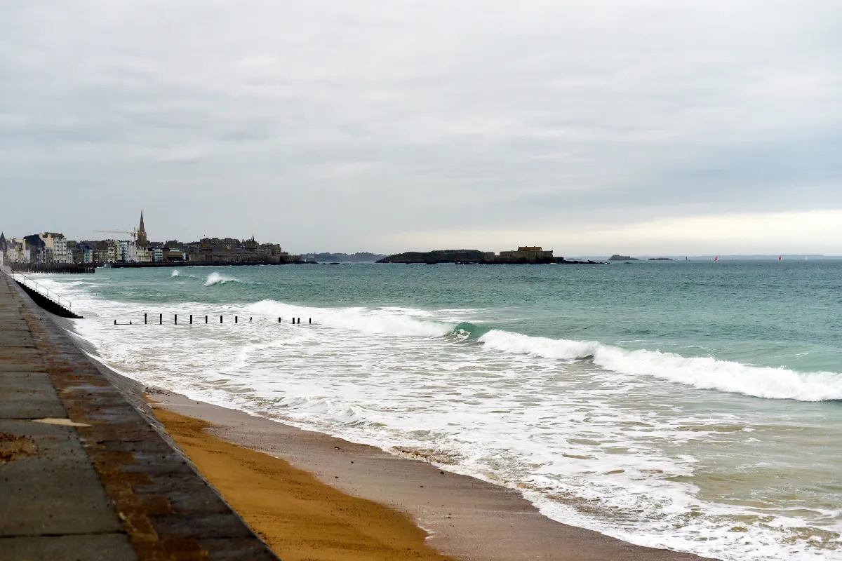 Profitez d&rsquo;un spectacle naturel incroyable sur cette plage bretonne : voici où voir ce phénomène !