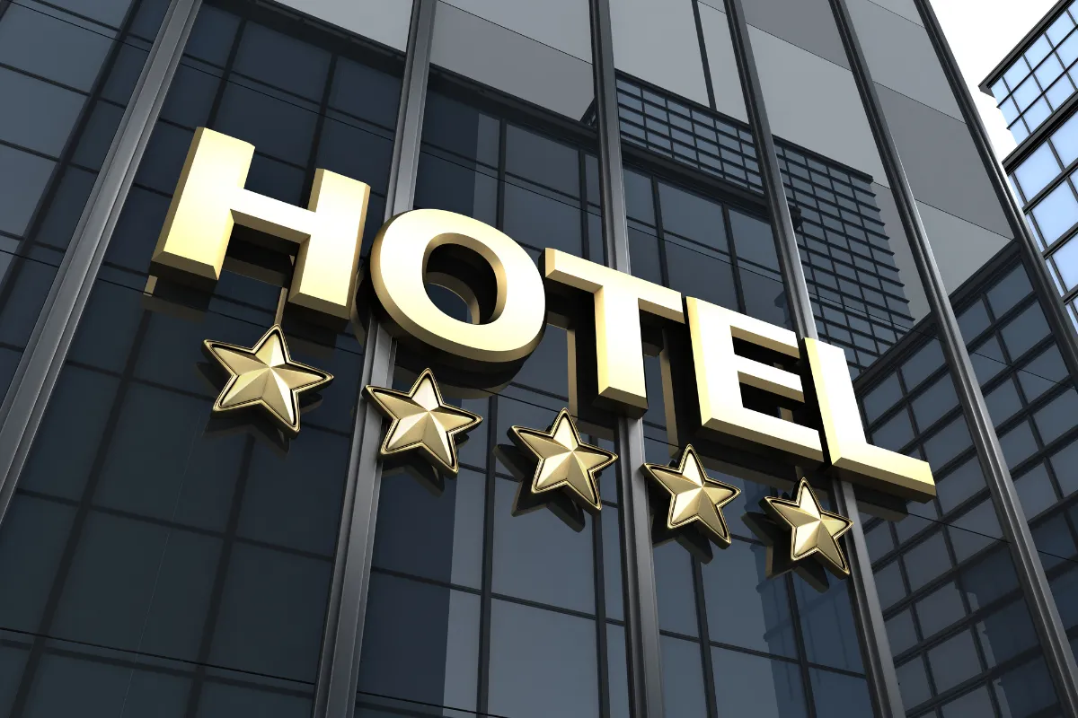 Quelle est la différence entre un hôtel 3 et 4 étoiles ? Voici enfin la réponse !