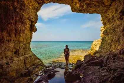 sur-cette-ile-aux-plages-cristallines-a-seulement-3-heures-de-paris-il-fait-encore-25-degres-sous-le-soleil-dautomne