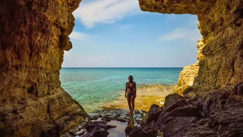 sur-cette-ile-aux-plages-cristallines-a-seulement-3-heures-de-paris-il-fait-encore-25-degres-sous-le-soleil-dautomne