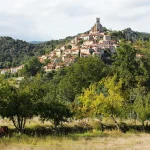 sur-les-hauteurs-des-pyrenees-orientales-ce-petit-village-medieval-meconnu-fait-partie-des-plus-beaux-de-la-region-decouvrez-lequel