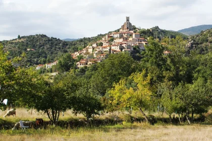 sur-les-hauteurs-des-pyrenees-orientales-ce-petit-village-medieval-meconnu-fait-partie-des-plus-beaux-de-la-region-decouvrez-lequel