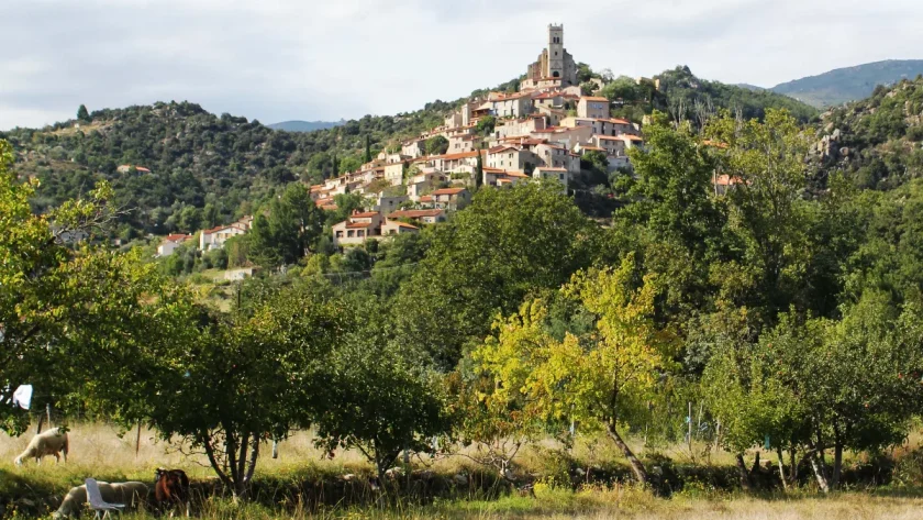 sur-les-hauteurs-des-pyrenees-orientales-ce-petit-village-medieval-meconnu-fait-partie-des-plus-beaux-de-la-region-decouvrez-lequel