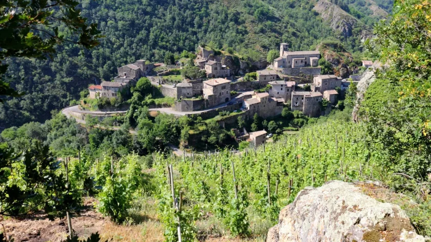sur-les-hauteurs-du-massif-du-pilat-ce-petit-village-medieval-est-un-veritable-bijou-a-decouvrir