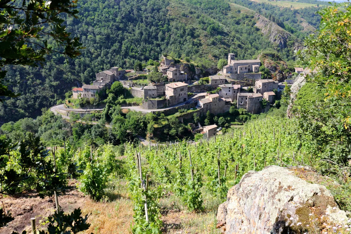 Sur les hauteurs du massif du Pilat, ce petit village médiéval est un véritable bijou à découvrir