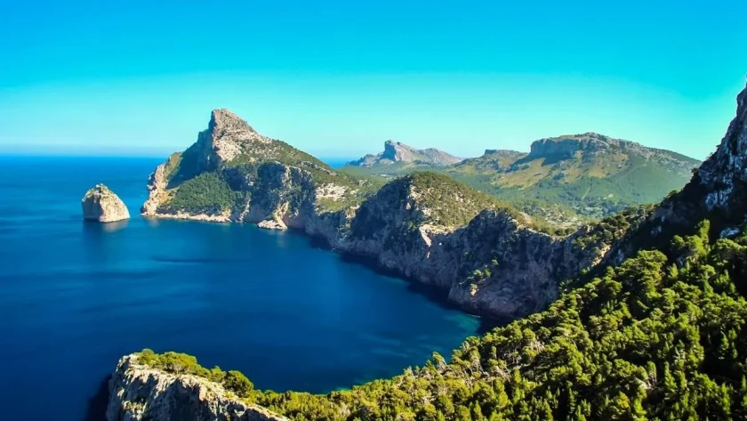 surnommee-la-tahiti-de-bretagne-cette-plage-exceptionnelle-merite-le-detour