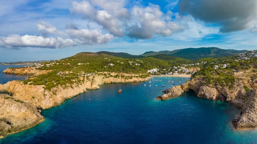 tres-prisee-lete-cette-ile-des-baleares-est-la-destination-parfaite-pour-vos-vacances-dautomne