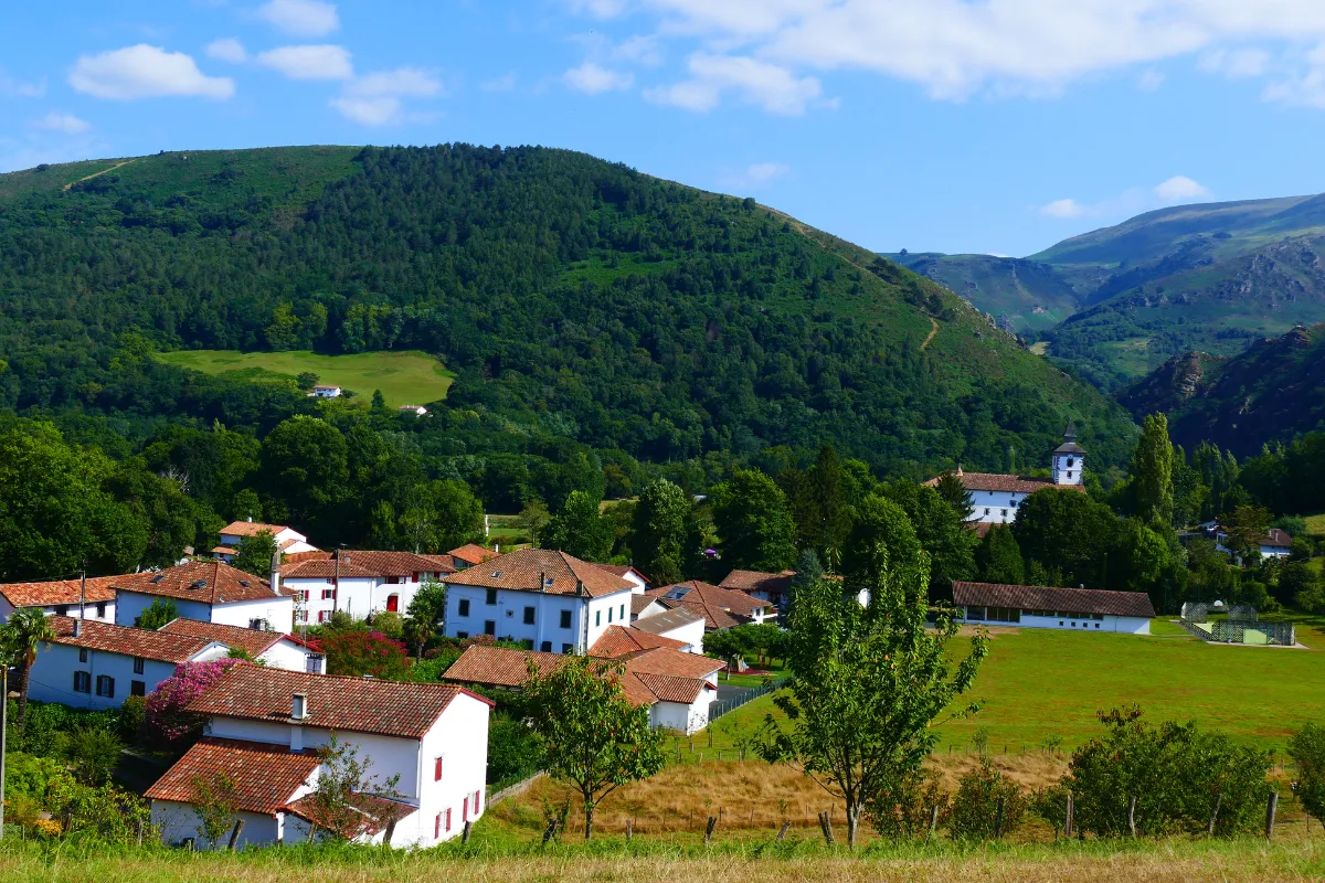 Véritable pépite du Pays Basque, ce village méconnu des touristes est à découvrir sans plus attendre !