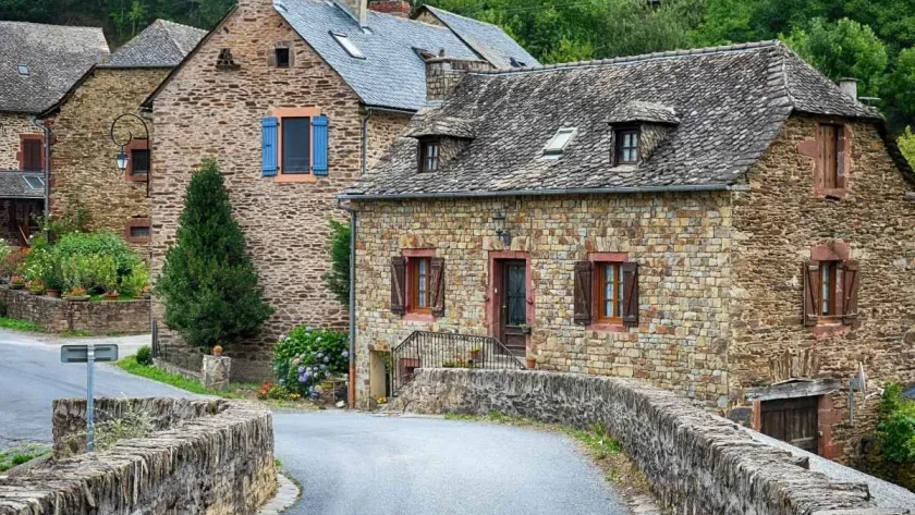 veritable-tresor-medieval-ce-village-cache-de-la-loire-figure-parmi-les-plus-beaux-de-france