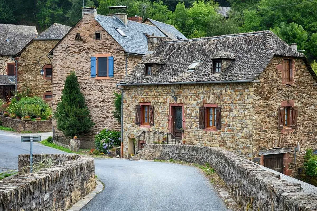 Véritable trésor médiéval, ce village caché de la Loire figure parmi les plus beaux de France !
