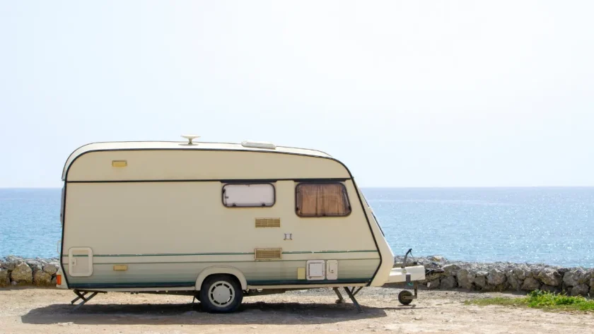 vous-voyagez-en-caravane-voici-tous-les-essentiels-a-ne-surtout-pas-oublier-pour-votre-prochain-periple