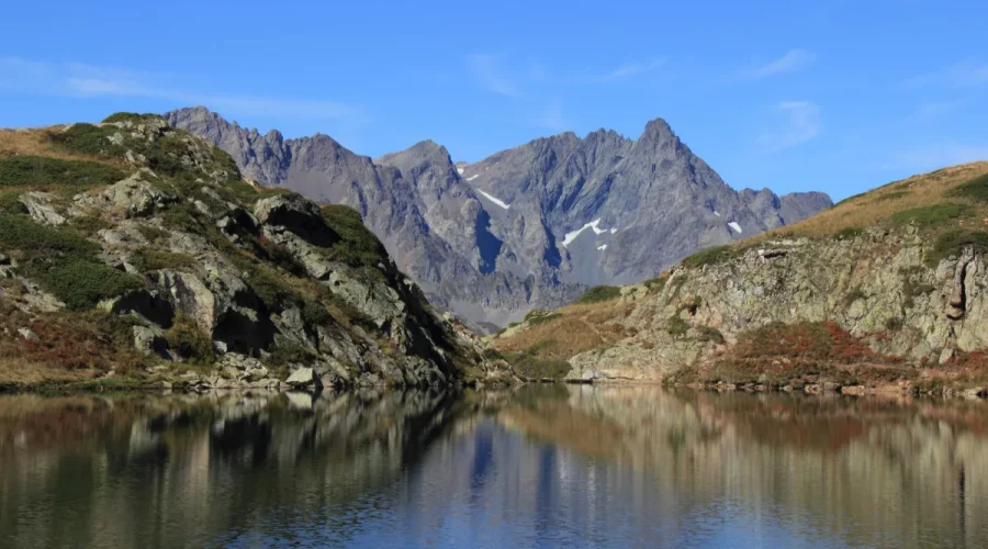 10-km-de-randonnee-au-coeur-du-massif-de-belledonne-pour-decouvrir-pas-moins-de-7-lacs-et-des-paysages-a-couper-le-souffle